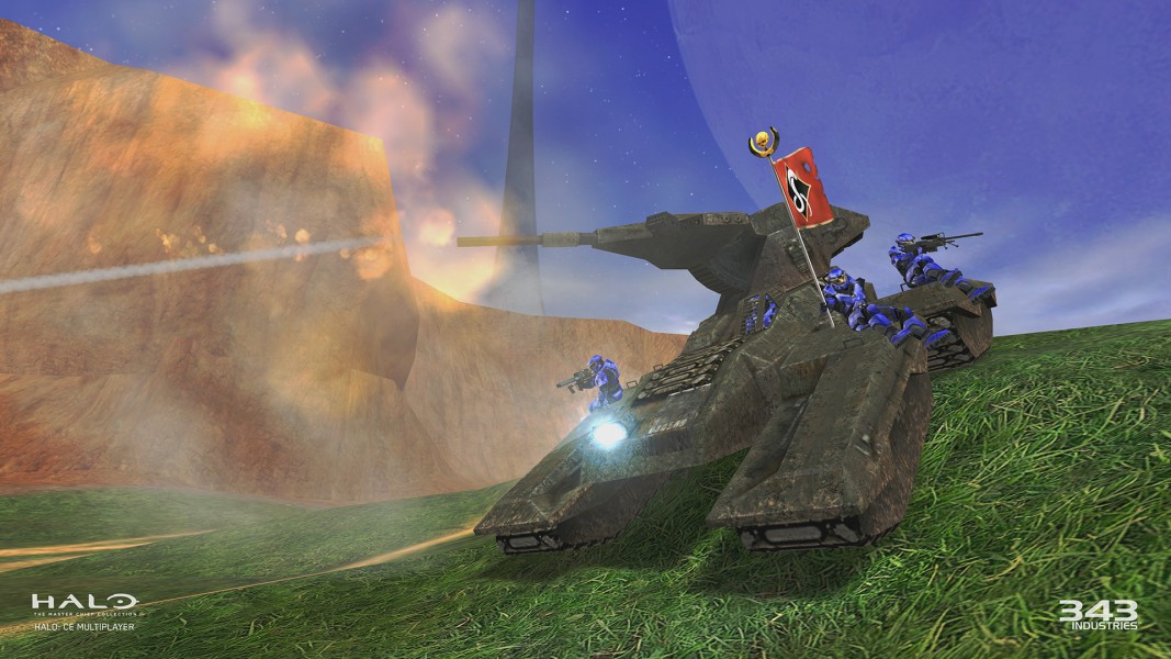 Halo: Combat Evolved - Multiplayer - Screenshot of the multiplayer mode for Halo: Combat Evolved. In this picture are 4 players from the Blue Team capturing the Read Team flag.